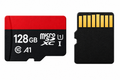Carte mémoire MicroSDXC 128 Go noire et rouge avec marquages blancs, capacité élevée et design compact recto-verso.