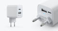 Chargeur secteur mural blanc compact plastique avec double ports USB-A et USB-C, fiches rondes européennes et voyant bleu lumineux.