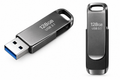 Clé USB 3.1 en métal gris argenté, capacité 128 Go, design compact avec inscription blanche et connecteur bleu USB 3.1.